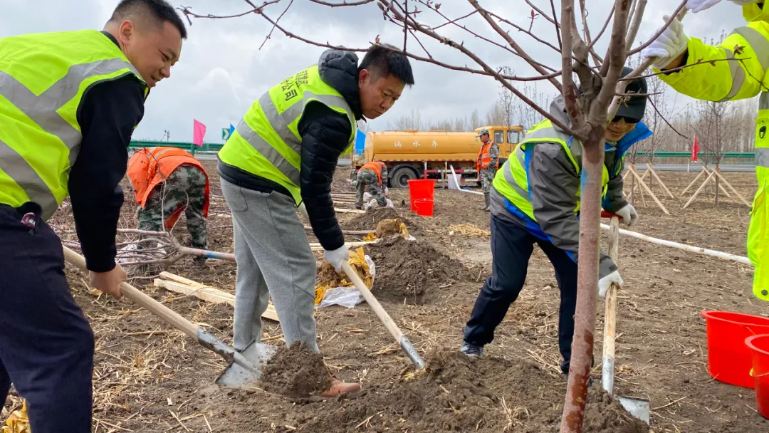 长春分公司：绿化高速路 党员我先行1.png