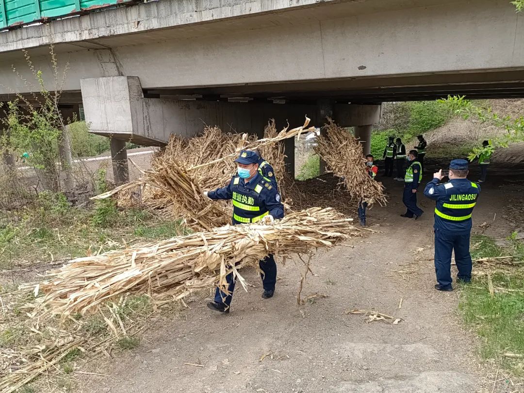 梅河分公司：宣传、整治同步走 促进路域安全发展2.jpg