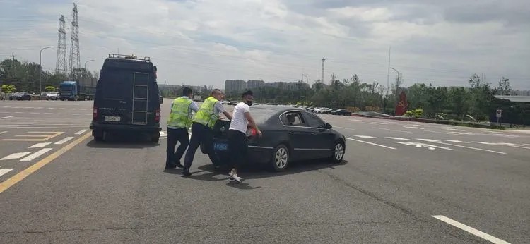我为群众办实事丨长春北收费站热情帮助司机推车1.jpg